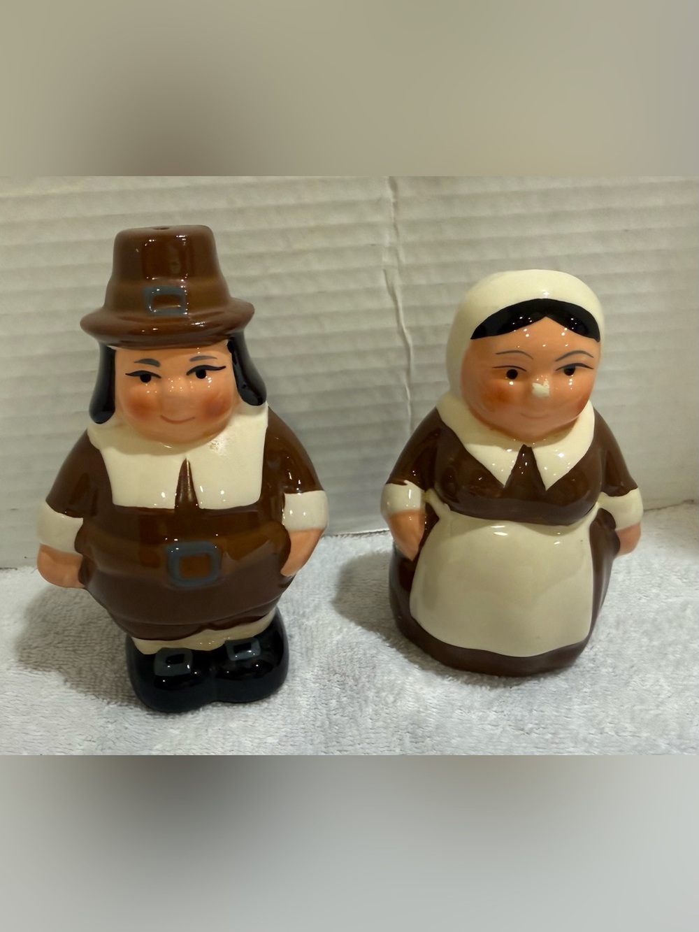Thanksgiving Pilgrim Couple Salt & Pepper Shakers Ceramic Marked Publix 2001